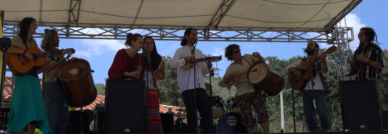 Grupo de artistas en presentación del Vilcabamba Wellness Fest